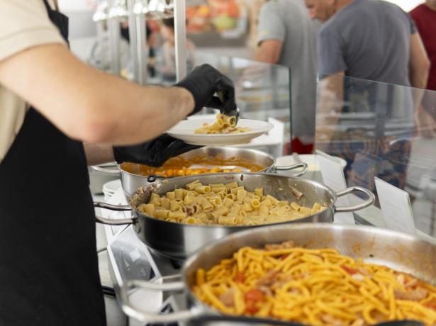 Buffetservice mit Pasta und verschiedenen Saucen.